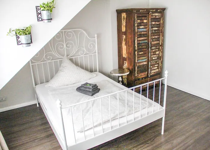 Exklusive 2 Zi. Dachgeschosswohnung In Top Lage!