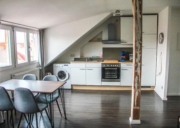 Exklusive 2 Zi. Dachgeschosswohnung In Top Lage!